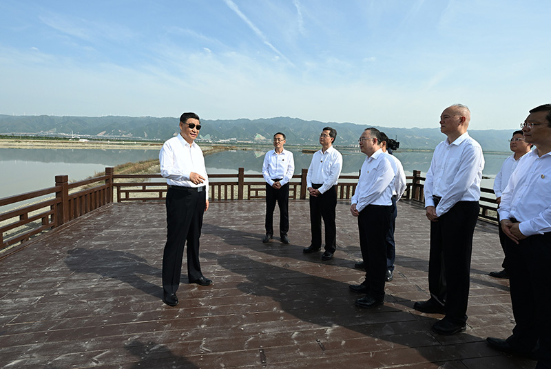 5月16日下午，中共中央總書記、國(guó)家主席、中央軍委主席習(xí)近平在前往陜西西安主持中國(guó)－中亞峰會(huì)途中，在山西運(yùn)城鹽湖考察。