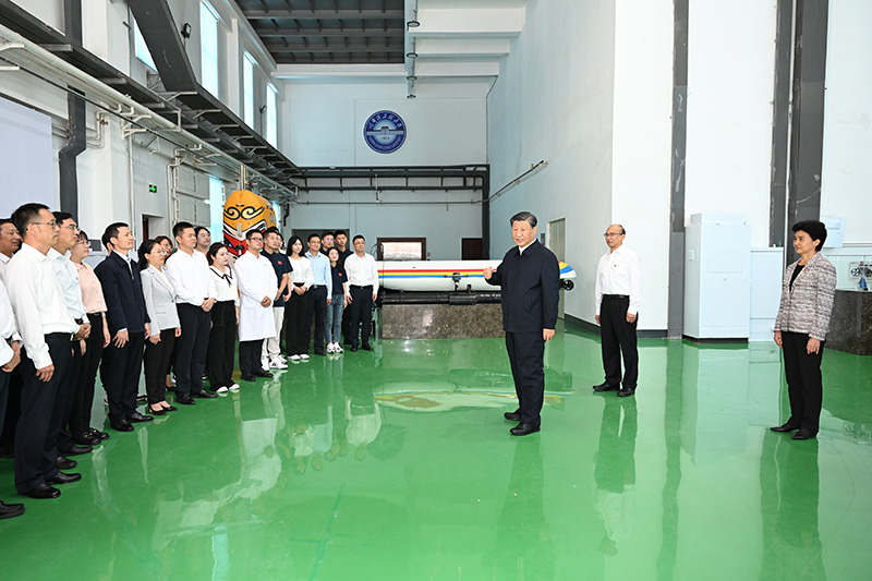 9月6日至8日，中共中央總書記、國家主席、中央軍委主席習(xí)近平在黑龍江考察。這是7日上午，習(xí)近平在哈爾濱工程大學(xué)考察時，同師生代表親切交流。