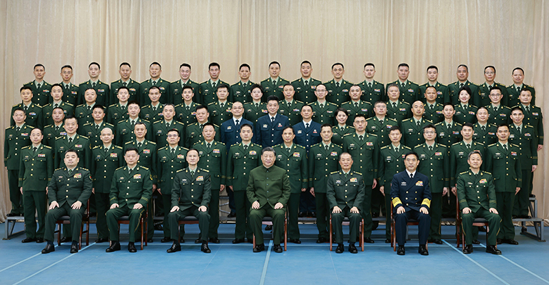 11月29日，中共中央總書記、國家主席、中央軍委主席習(xí)近平到武警海警總隊(duì)東海海區(qū)指揮部視察。這是習(xí)近平親切接見東海海區(qū)指揮部有關(guān)同志，同大家合影留念。